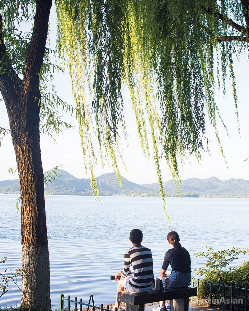 Taking in the scenery on the willow-lined shores of West Lake.