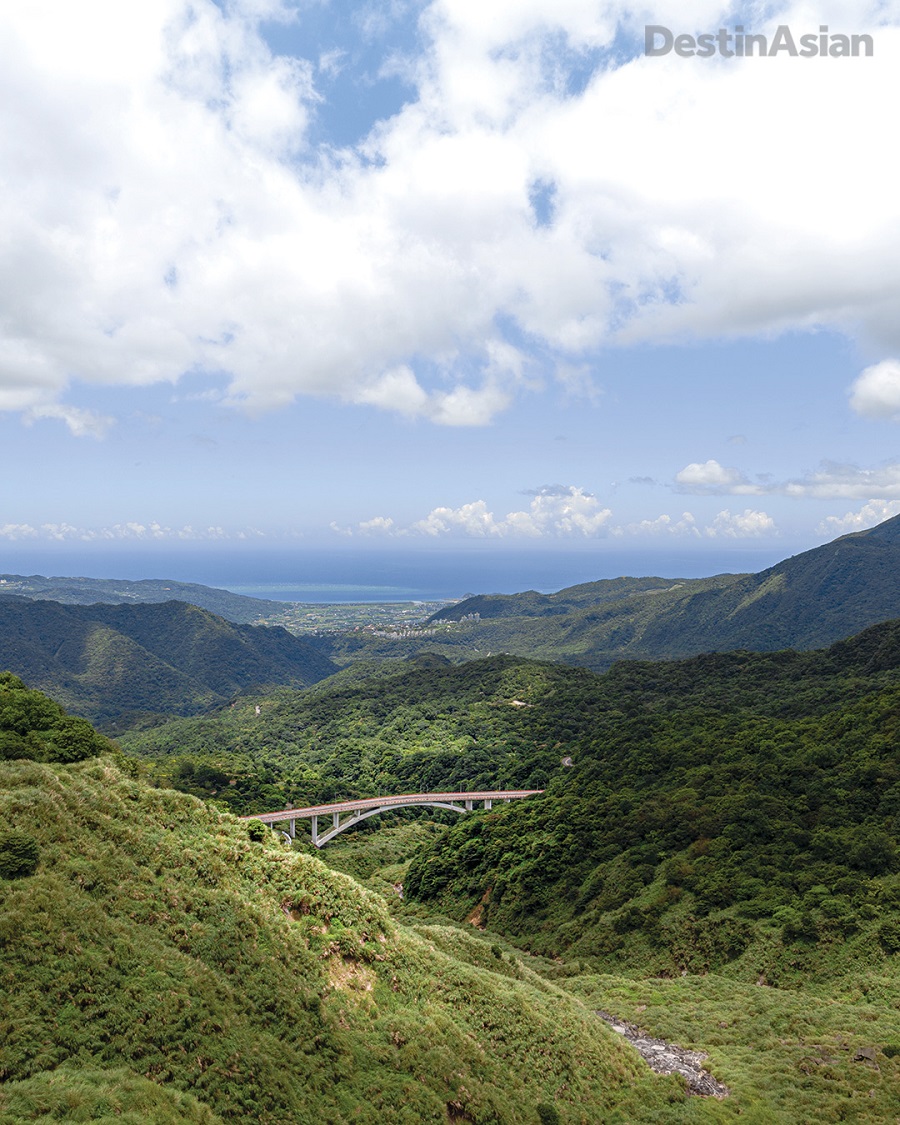 Overlooking Yangmingshan National Park and the distant East China Sea from the road to Xiaoyoukeng.
